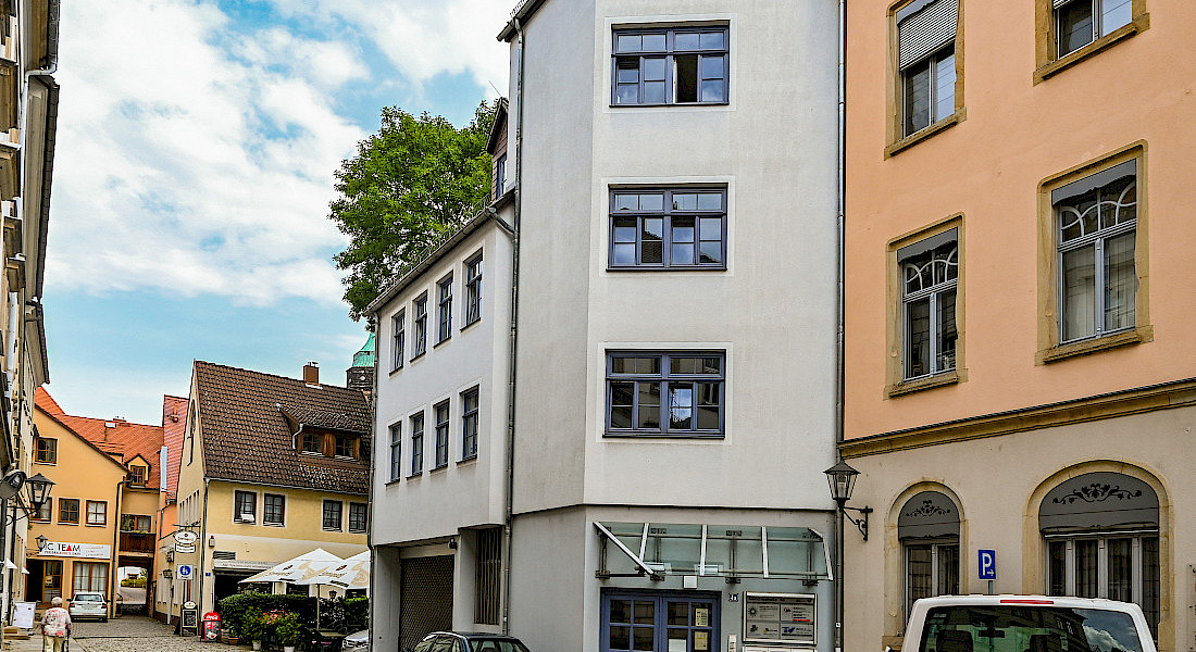 Haus in der Altstadt, Kopfsteinpflaster auf der Straße.