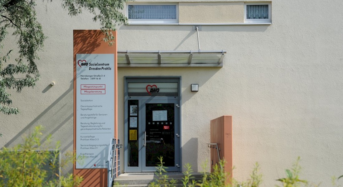 Blick auf Eingangsbereich mit großer Werbetafel.